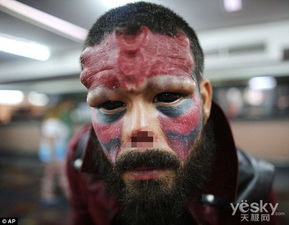 委内瑞拉男子整成红骷髅_男子整容13次整成超人_Henry Damon割鼻变红骷髅