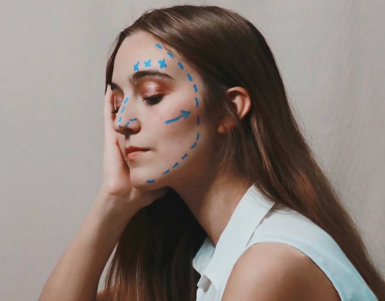 男子整容13次整成超人_男孩整容原因_男性整容动机