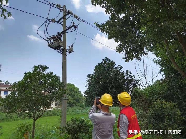 穿越火线怎么遁地,CF怎么开外挂